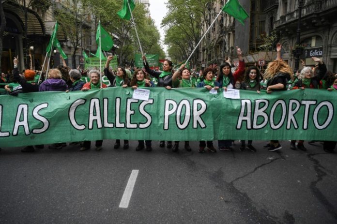 Reclamo por aborto legal sigue en las calles de Argentina