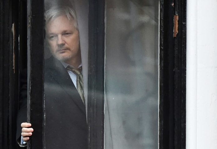 Assange dispuesto a entregarse si GB asegura que no será extraditado a EEUU