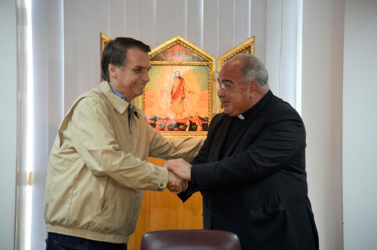 Bolsonaro firma compromiso antiaborto con la Iglesia católica de Brasil