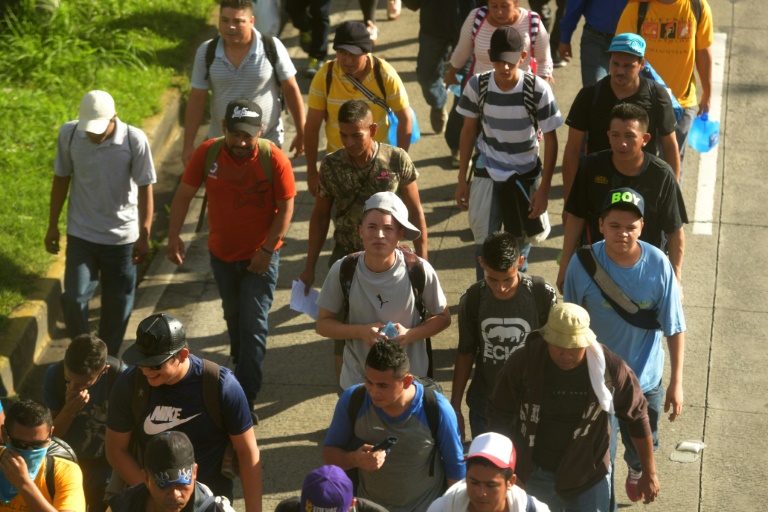 Caravana de 300 migrantes salvadoreños camina en ruta a EEUU