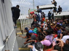 Caravana de migrantes hondureños logra cruzar a México en su periplo hacia EEUU