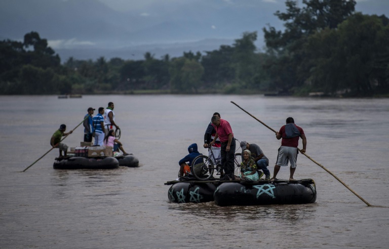 Caravana de migrantes hondureños logra cruzar a México en su periplo hacia EEUU