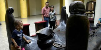 Cecilia Flores y Alejandro Rivas y su hijo Luis Carlos visitan la tumba de Óscar Arnulfo Romero (1917-1980) el 2 de octubre de 2018