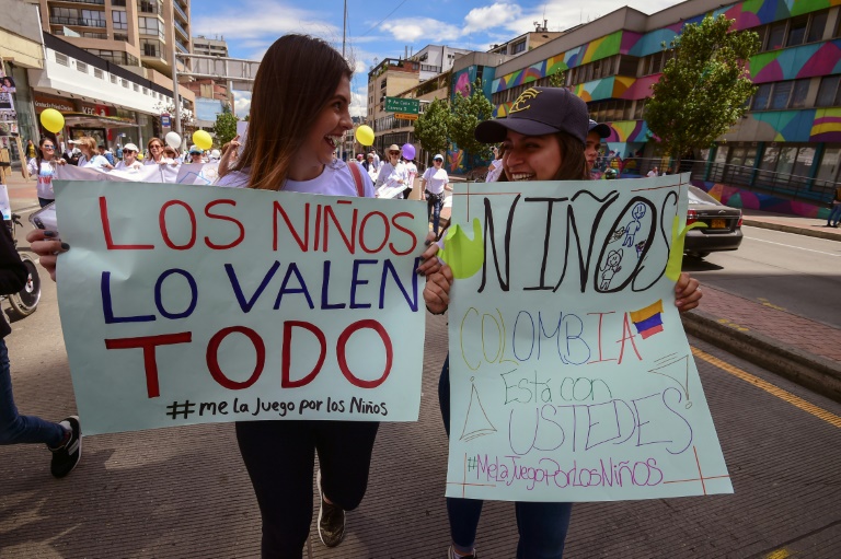 Centenares marchan en Colombia en rechazo a la violencia contra los niños