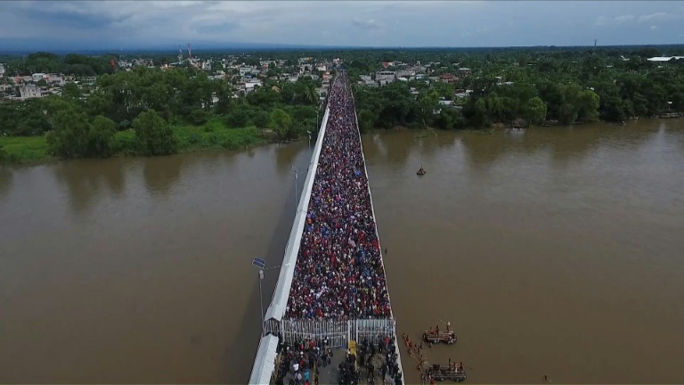 Cientos de hondureños celebran tras cruzar a México ilegalmente, otros esperan ingreso formal