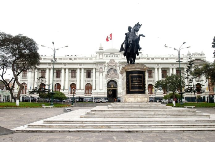 Congreso de Perú rechaza destituir al cuestionado Fiscal General