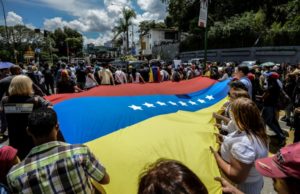 Despiden a concejal venezolano con dudas sobre si murió asesinado o por suicidio - la gente despide consejal y piden justicia