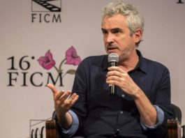 El cineasta Alfonso Cuarón rechaza en México racismo hacia caravana migrante