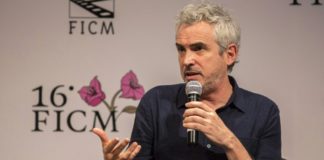 El cineasta Alfonso Cuarón rechaza en México racismo hacia caravana migrante