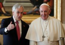 El papa expulsa a dos obispos chilenos por abuso sexual tras visita de Piñera