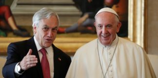 El papa expulsa a dos obispos chilenos por abuso sexual tras visita de Piñera