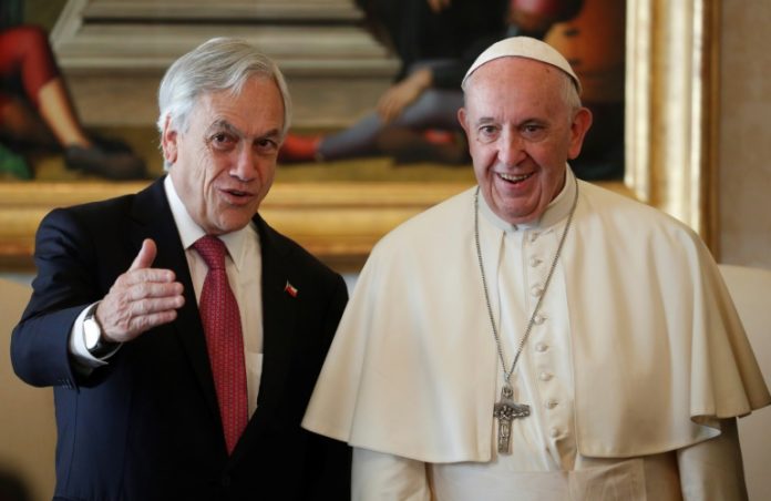 El papa expulsa a dos obispos chilenos por abuso sexual tras visita de Piñera
