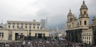 Estudiantes protestan por "crisis" de educación pública en Colombia