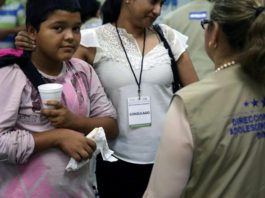 Gobierno hondureño no entrega a niño emigrante a su familia, denuncia el padre