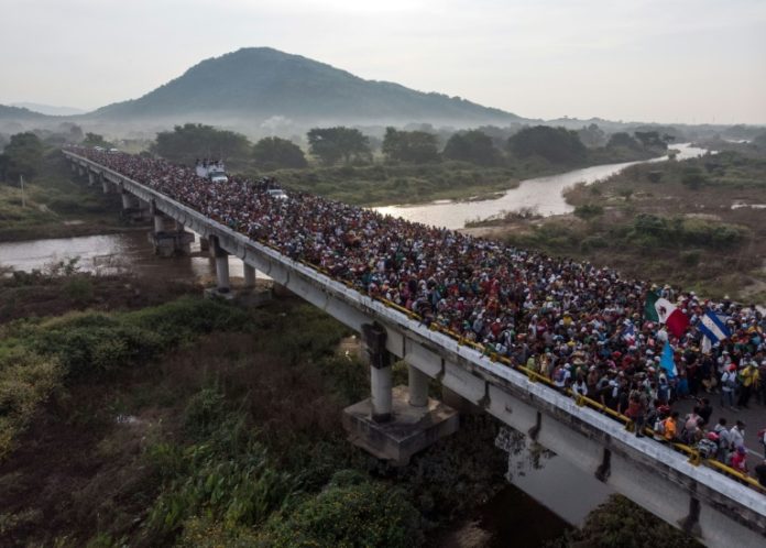 La caravana de migrantes hondureños parte de Arriaga, Chiapas