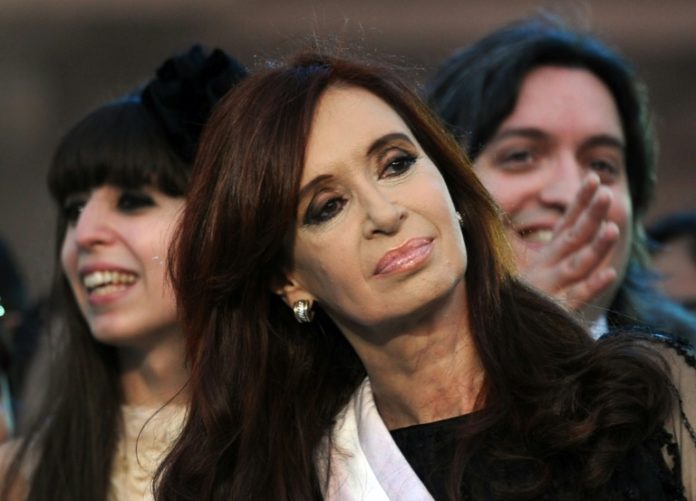 La expresidenta argentina Kirchner y sus hijos irán a juicio por lavado