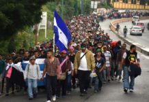 Migrantes hondureños marchan en caravana por Guatemala en intento de llegar a EEUU