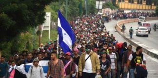 Migrantes hondureños marchan en caravana por Guatemala en intento de llegar a EEUU