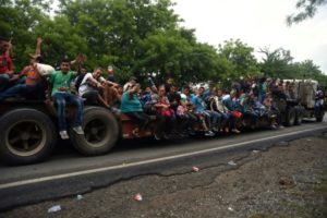 Migrantes hondureños marchan en caravana por Guatemala en intento de llegar a EEUU