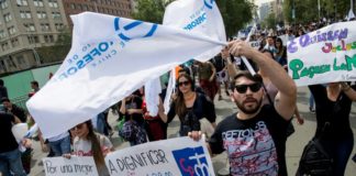 Miles de profesores chilenos marchan por demandas sociales y laborales