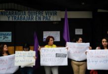 Mujeres nicaragüenses muestran sus 'labios rojos' por libertad de presos en protestas