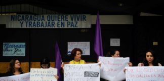 Mujeres nicaragüenses muestran sus 'labios rojos' por libertad de presos en protestas