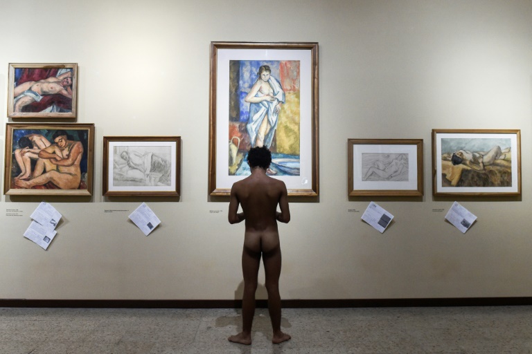 Nudistas entre desnudos en un museo en Colombia