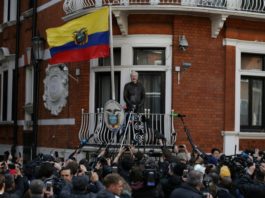 Quito restablecerá parcialmente las comunicaciones de Assange en embajada de Londres
