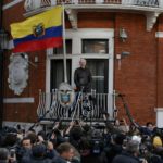 Quito restablecerá parcialmente las comunicaciones de Assange en embajada de Londres