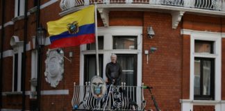 Quito restablecerá parcialmente las comunicaciones de Assange en embajada de Londres