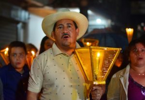 Salvadoreños ya celebran canonización de monseñor Romero - Pueblo celebrando