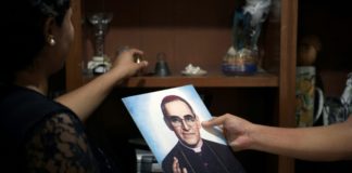 Salvadoreños piden juicio y castigo para asesinos de monseñor Romero
