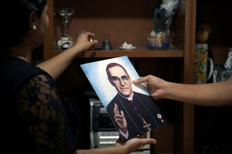 Salvadoreños piden juicio y castigo para asesinos de monseñor Romero