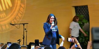 Actrices latinas animan el voto demócrata en el corazón de Miami