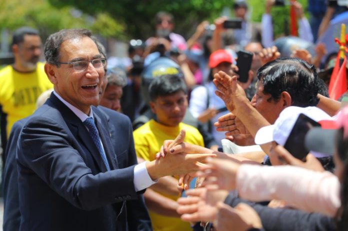 Aprobación del presidente de Perú Martín Vizcarra sube a récord de 65%