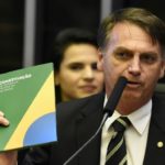 Bolsonaro invoca a Dios y la Constitución al iniciar la transición en Brasilia