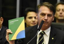 Bolsonaro invoca a Dios y la Constitución al iniciar la transición en Brasilia