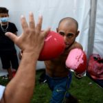 Boxeo y cortes de pelo - pasar el tiempo en el albergue migrante en Ciudad de México