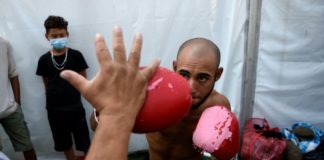 Boxeo y cortes de pelo - pasar el tiempo en el albergue migrante en Ciudad de México