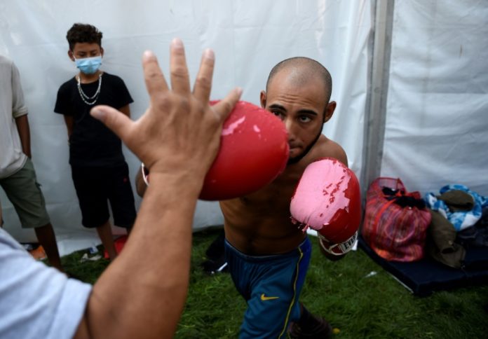 Boxeo y cortes de pelo - pasar el tiempo en el albergue migrante en Ciudad de México