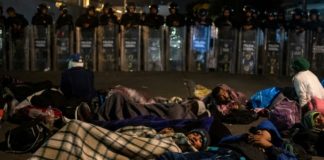 Caravana migrante muda parcialmente su campamento al ras de frontera México-EEUU