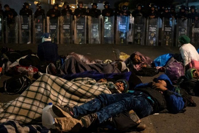 Caravana migrante muda parcialmente su campamento al ras de frontera México-EEUU