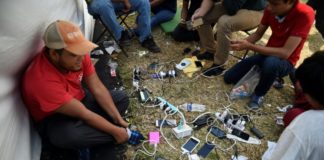 Celulares y teléfonos prestados - cómo llamar a casa desde la caravana migrante