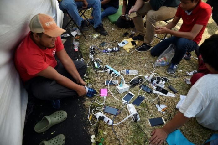 Celulares y teléfonos prestados - cómo llamar a casa desde la caravana migrante