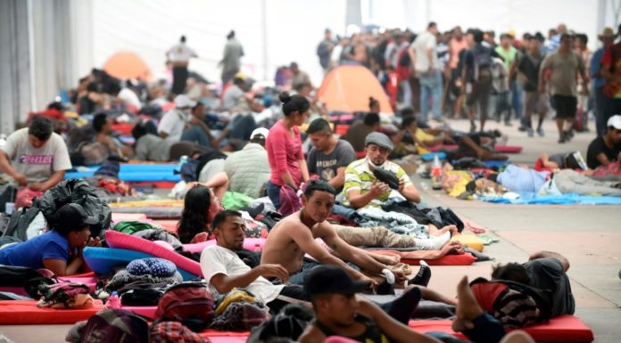 Cientos de migrantes centroamericanos amanecen en capital de México, se espera a miles más