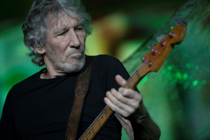 Distinguen a roquero Roger Waters en Argentina por labor humanitaria