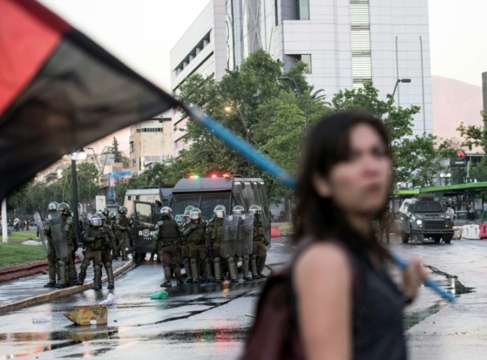 Gobierno chileno destituye a policías por borrar imágenes tras muerte de mapuche