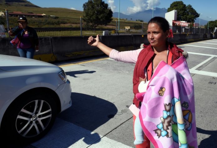 Gran caravana migrante cumple un mes de camino a EEUU enfrentando obstáculos