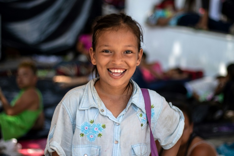Génesis Hernández, integrante de la caravana que se dirige a EEUU, sonríe en Pijijiapán, en el estado mexicano de Chiapas, el 25 de octubre de 2018