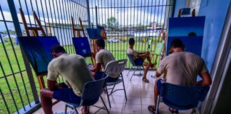 Jóvenes panameños presos esperan con sus cuadros sacar una sonrisa al papa Francisco
